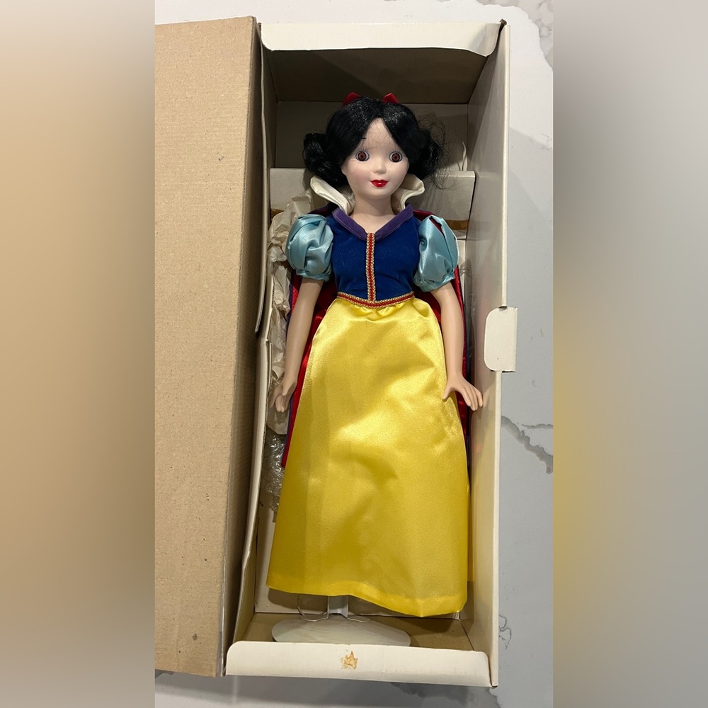 Disney Snow White Golden 50th Anniversary Collectors Porcelain 17” Doll (1987)